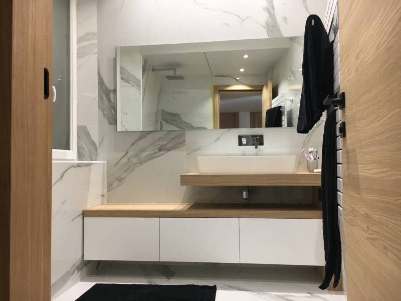 Conception d'une salle de bain élégante et fonctionnelle dans un appartement à Marseille